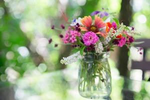 buongiorno con bouquet di fiori sul tavolo foto