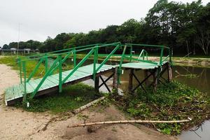 un ponte di legno crollato a causa della violenta esondazione. foto