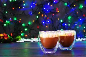 tazza di cioccolata calda con marshmallow su sfondo natalizio foto