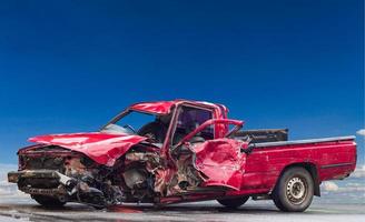 auto rossa accartocciata distrutta. foto