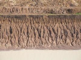 costa di erosione del suolo di fondo. foto