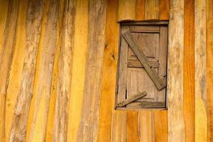 vecchio muro di finestre in legno. foto