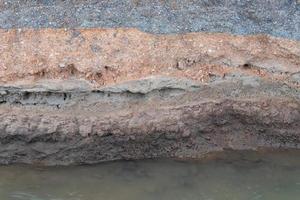 la ghiaia sotterranea sotto la strada è stata erosa. foto