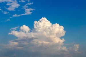 visualizzare le nuvole bianche astratte su un cielo blu. foto