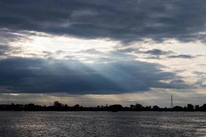 nuvoloso con luce sopra l'acqua. foto