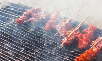 Spiedini di pollo alla griglia affumicati. foto