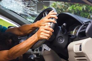 le mani afferrano l'incidente al volante. foto