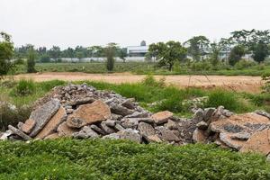 detriti di cemento vicino alla residenza. foto