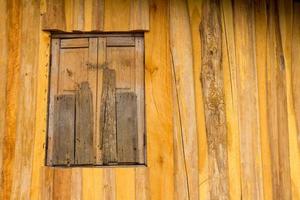 vecchio muro di finestre in legno. foto