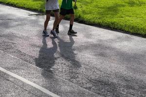 persone ombra che corrono per strada. foto