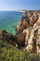costeggi con le scogliere a Lagos ad Algarve nel Portogallo foto
