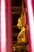 buddha con colonne rosse. foto
