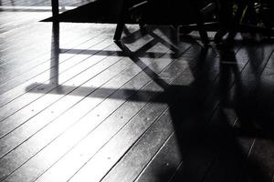 sedia in legno nero con scrivania in legno. foto