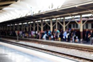 sfocare le persone sedute nella stazione dei treni. foto