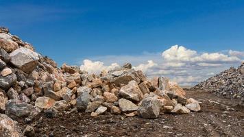 cumuli di cieli nuvolosi di granito. foto