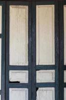 primo piano di antiche porte in legno. foto