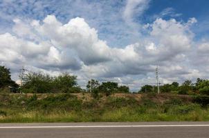 cielo nuvoloso su una strada di campagna. foto