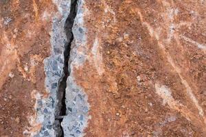 dettaglio della superficie del suolo, strada in cemento, fessurazioni. foto