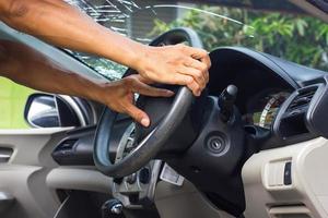 le mani afferrano l'incidente al volante. foto