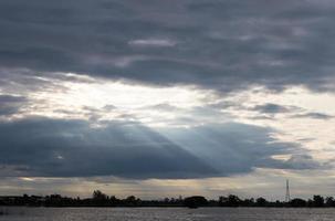 nuvoloso con luce sopra l'acqua. foto