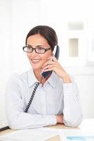 receptionist latino conversando al telefono
