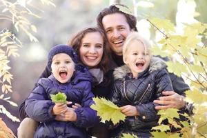 famiglia felice nel parco d'autunno foto