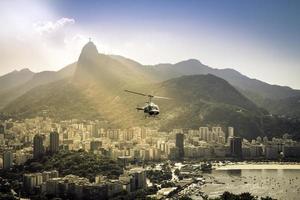 elicottero che vola sopra rio de janeiro brasile. foto