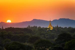 tramonto a Bagan foto