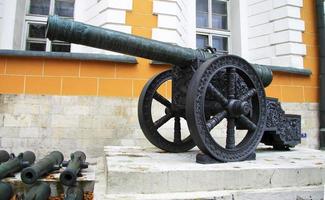 antichi cannoni di artiglieria al Cremlino di Mosca, russia foto