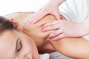 mani che massaggiano collo femminile