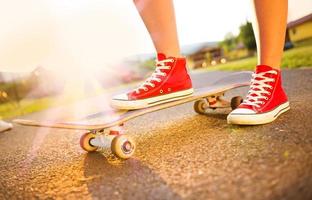 piedi femminili su skateboard