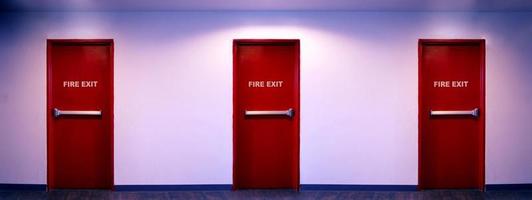 porta di uscita antincendio. uscita antincendio porta di emergenza colore rosso materiale metallico foto