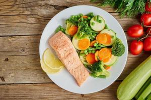 salmone e verdure al vapore, paleo, cheto, dieta fodmap. foto