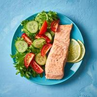 salmone e verdure al vapore, paleo, cheto, dieta fodmap. foto