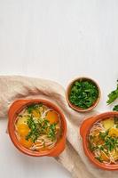 zuppa di pollo sana con verdure e spaghetti di riso, dieta dash fodmap, spazio di copia vista dall'alto foto