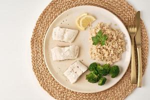 merluzzo al vapore con riso integrale e verdure, vista dall'alto di dieta fodmap dash foto
