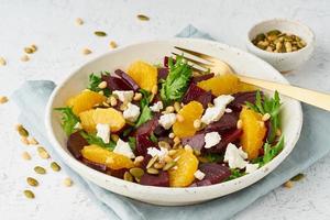 insalata vegana con cagliata di barbabietola, avocado, arancia, feta, ricotta e semi di zucca, cheto foto