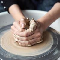 donna che fa ceramiche su ruota, primo piano delle mani, creazione di articoli in ceramica. lavoro manuale, artigianato, lavoro manuale, impresa. guadagnare soldi extra, trasformare gli hobby in denaro e la passione in lavoro, da vicino foto