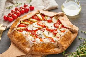 ricetta passo passo galette fatta in casa con verdure, torta integrale. vista dall'alto foto