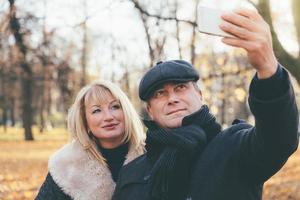 felice donna bionda matura e bell'uomo bruna di mezza età foto