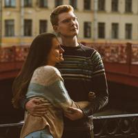 l'uomo e la donna stanno su un ponte nel centro della città e guardano in una direzione. ragazzo e ragazza sognano e pensano. il concetto di amore adolescenziale, la prima relazione seria foto