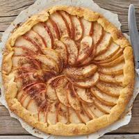 torta di mele, galette con frutta, dolci sul vecchio tavolo rustico in legno, vista dall'alto. foto