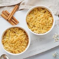 crumble di mele con streusel, vista dall'alto, tavolo grigio chiaro. la colazione del mattino. foto