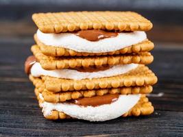 smores, sandwich di marshmallow - biscotti al cioccolato dolci americani tradizionali foto