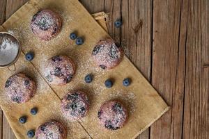 muffin ai mirtilli, vista dall'alto, copia spazio. cupcakes con frutti di bosco sul vecchio tovagliolo di lino rustico foto