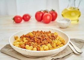 pasta alla bolognese. fusilli al pomodoro, macinato di manzo. cucina tradizionale italiana foto