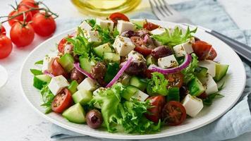 insalata greca con feta e pomodori, dieta alimentare su sfondo bianco primo piano foto