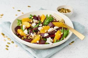insalata vegana con cagliata di barbabietola, avocado, arancia, feta, ricotta e semi di zucca, cheto
