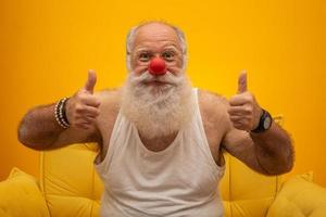 felice vecchio con il naso rosso. giorno di tutti gli sciocchi. anziano con naso rosso. foto
