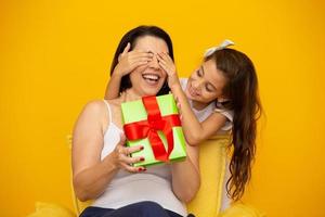 festa della mamma con confezione regalo sorpresa foto